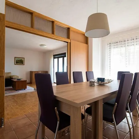 Big House For 8 Apartment