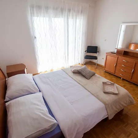 Big House For 8 Apartment