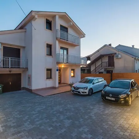 Big House For 8 Apartment *
