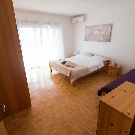 Big House For 8 Apartment *